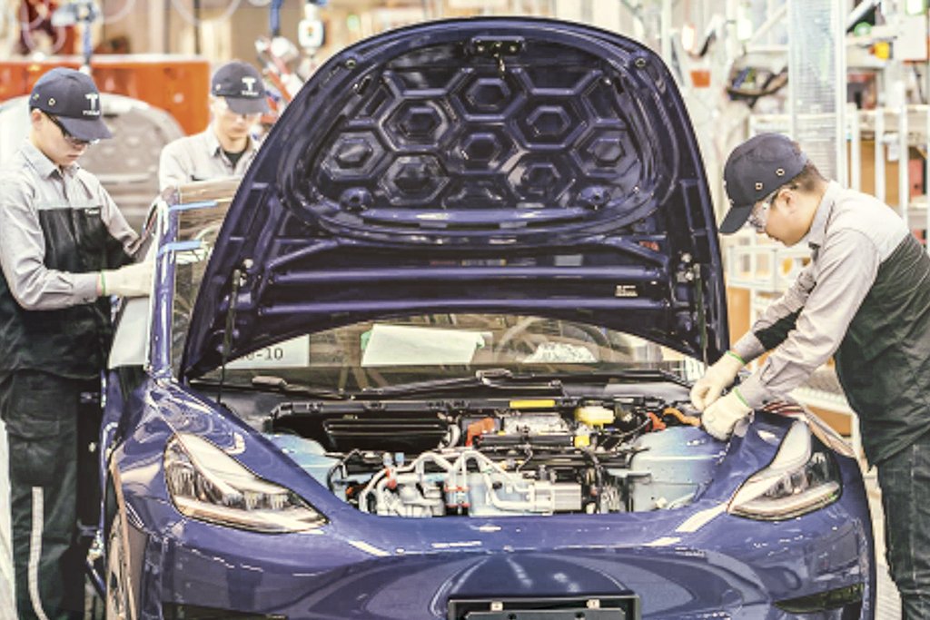 Tesla: o documento afirma que a companhia adicionará na fábrica chinesa capacidade de produção para estruturas de automóveis e controladores de motores elétricos (TPG/Getty Images)