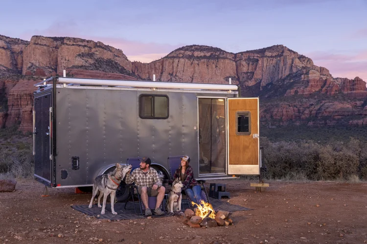 Nicoll Davis e seu marido, Jake, com seus três cães em Sedona, Arizona, 8 de fevereiro de 2021. Eles agora se sentem presos no trailer de carga, embora tenha sido a casa de seus sonhos. "Quando a pandemia começou, nossa minúscula casa começou a parecer muito menor", disse ela.  (John Burcham)