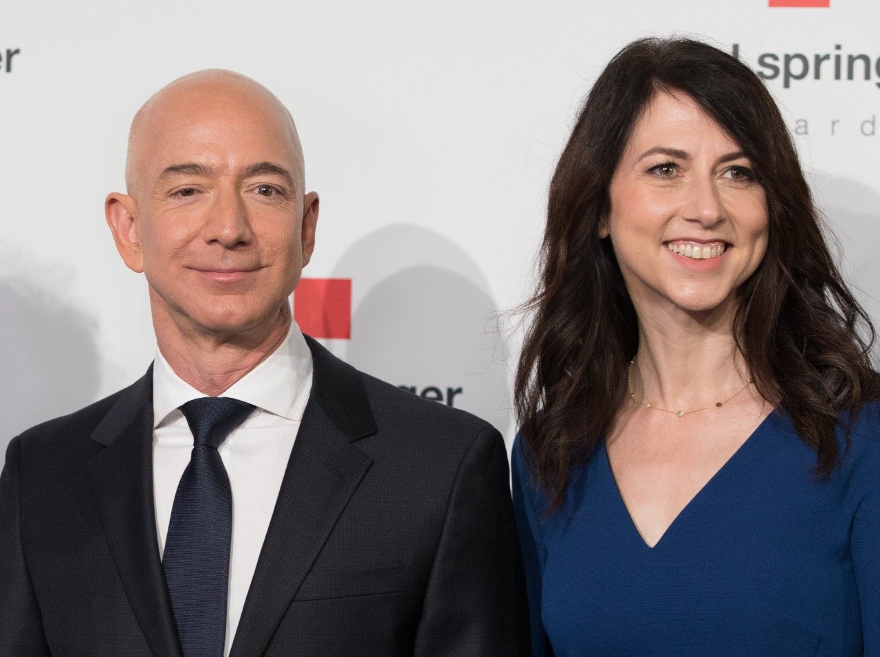 Como MacKenzie Scott, ex de Bezos, está agitando o mundo da filantropia