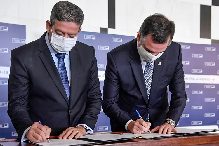 Presidentes da Câmara, Arthur Lira (PP-AL), e do Senado, Rodrigo Pacheco (DEM-MG), assinam documento com compromissos  (Marcos Brandão/Secom Senado/Agência Senado)