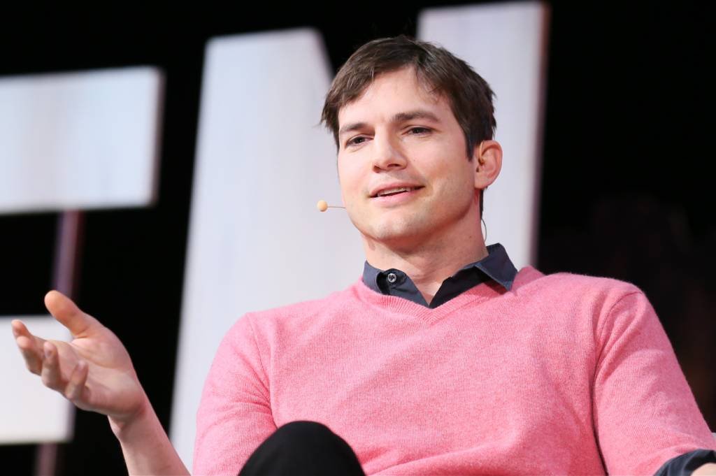 Ashton Kutcher: ator é investidor de app de ensino de idiomas (JB Lacroix / Colaborador/Getty Images)