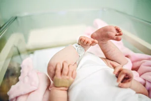 Mulher que 'adotou' embrião em 1994 tem agora 'bebê mais velho do mundo'