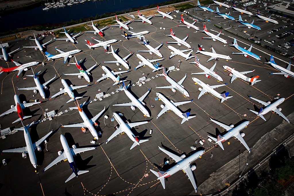 O inferno astral da Boeing: Aviões 777 são proibidos de voar após falha em motor