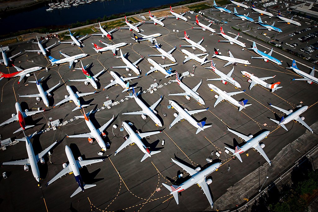 Dezenas de modelos 737 MAX da Boeing estacionados em área da fabricante americana em Seattle (indsey Wasson/Reuters)