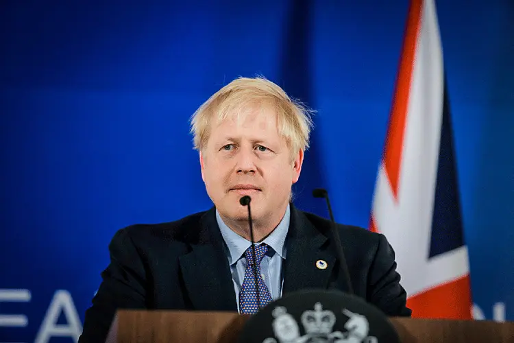 O ex-primeiro-ministro britânico Boris Johnson retornou neste sábado a Londres após um período de férias, em meio aos rumores de uma candidatura para voltar a ocupar o posto de chefe de Governo após a renúncia de Liz Truss. (NurPhoto / Colaborador/Getty Images)