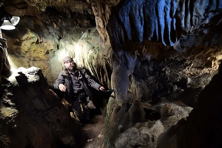 Escavação em caverna: arqueólogos buscam desvendar passado da espécie humana (EMMANUEL DUNAND/Getty Images)