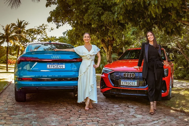 A dupla trocou os trios elétricos por carros elétricos para a apresentação online. (Rafa Mattei/Divulgação)