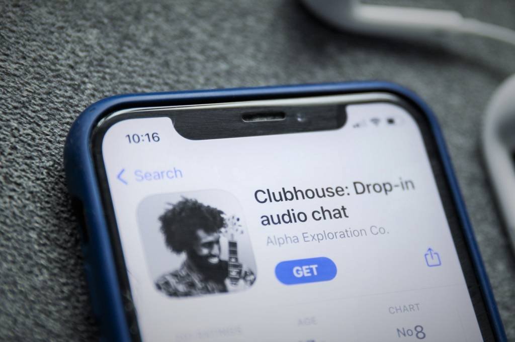 Clubhouse: mesmo com o lançamento da versão no Android, ainda será necessário receber um convite de outro usuário para ter acesso ao aplicativo (Jakub Porzycki/NurPhoto/Getty Images)