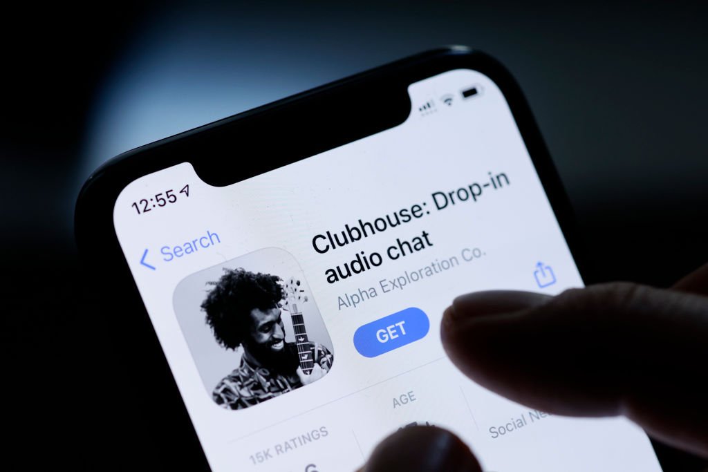 Clubhouse: aplicativo tem versão apenas para iPhone e é investigado quanto à privacidade dos seus usuários (Thomas Trutschel/Photothek/Getty Images)