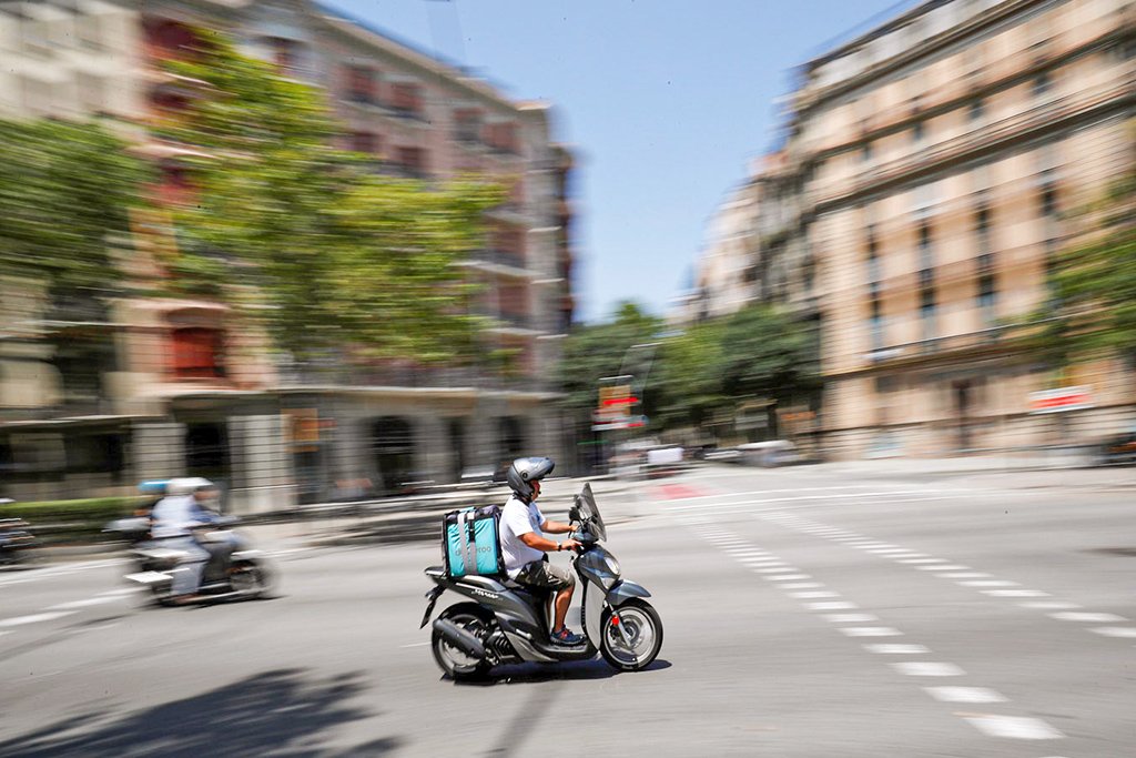 Apps de comida podem ter que contratar entregadores na Espanha