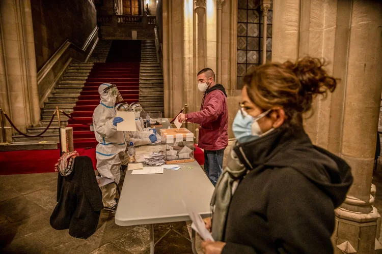 Com base nos votos contabilizados, o parlamento catalão está prestes a se tornar mais fragmentado e radical (Bloomberg / Colaborador/Getty Images)