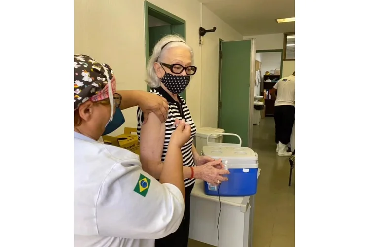 Fernanda Montenegro: a atriz foi uma das pessoas vacinadas no início da campanha de vacinação a pessoas acima de 90 anos (Instagram/Reprodução)