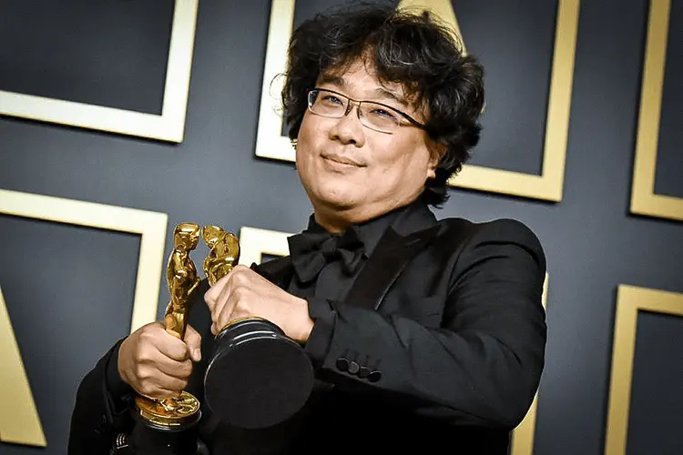 Bong Joon-ho, diretor e escritor de Parasita, com suas estatuetas do Oscar (Jeff Kravitz/Getty Images)