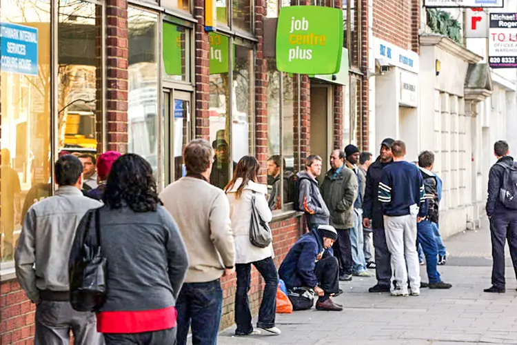 A taxa de desemprego caiu de 5,9% em junho para 5,4%. (Oli Scarff/Reuters)