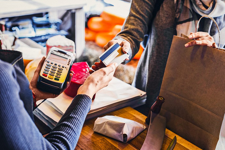 Dia Livre de Impostos: Para comprar algo sem imposto, o consumidor deve entrar no e-commerce da loja participante. (Milkos/Getty Images)