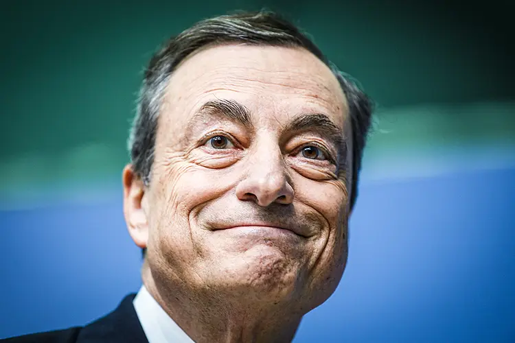 Mario Draghi: A sua demissão ocorreu no dia em que o Banco Central Europeu que ele liderou elevou a taxa básica de juros em 0,5 ponto percentual, o primeiro aumento em 11 anos (Arne Dedert/Getty Images)