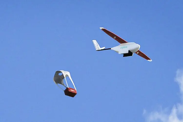 A Zipline, um serviço de entrega por drones especializado em suprimentos médicos, anunciou na quinta-feira que planeja começar a transportar vacinas contra a Covid-19 em abril (Divulgação/Zipline/Divulgação)