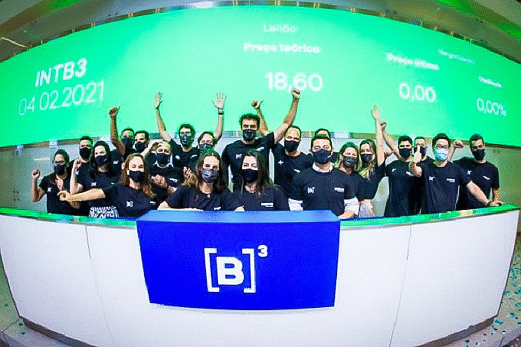 Acionistas, executivos e funcionários da Intelbras na cerimônia de estreia na B3 em fevereiro: segundo IPO com maior valorização em 2021 | Foto: Cauê Diniz/B3 (B3/Divulgação)