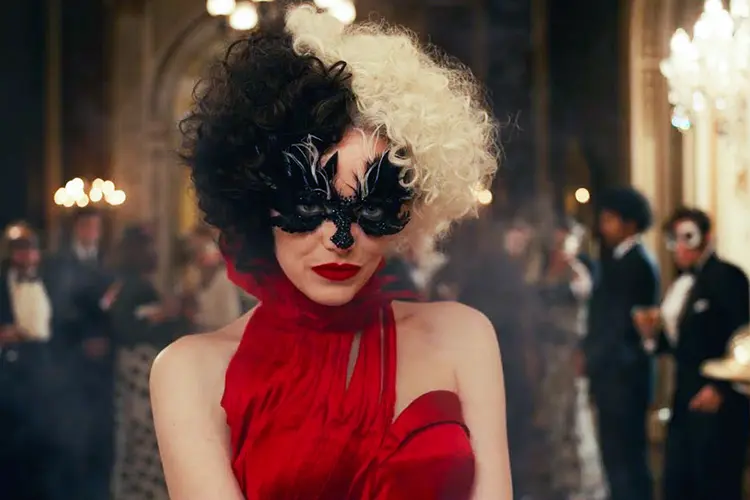 Emma Stone como Cruella usa vestido feito com 393 metros de organza. (YouTube/Reprodução)
