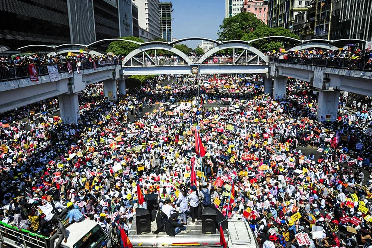 YANGON, MYANMAR - FEBRUARY 17: Protesters gather at intersection near Sule pagoda as they protest against the military coup Wednesday, February 17, 2021, in Yangon, Myanmar. (Photo by Stringer/Anadolu Agency via Getty Images) (Stringer/Anadolu Agency/Getty Images)