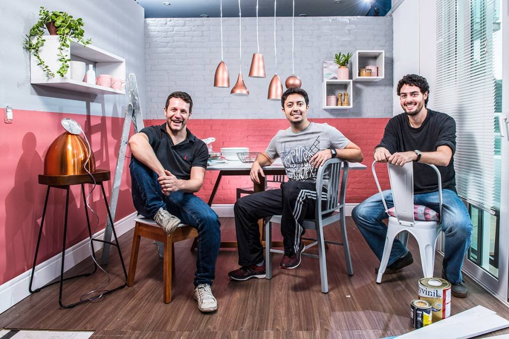 Os três sócios-fundadores da Mobly, startup de tecnologia e venda de móveis online: Mário Fernandes (à esq.), Marcelo Marques e Victor Noda | Foto: Germano Lüders/EXAME (Exame/Germano Lüders)