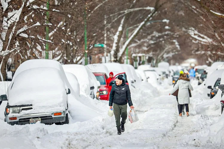 Neve no Texas, nos Estados Unidos: mais de 4 milhões de barris diários - quase 40% da produção de petróleo dos Estados Unidos - deixaram de ser produzidos (SCOTT OLSON/GETTY IMAGES/AFP)