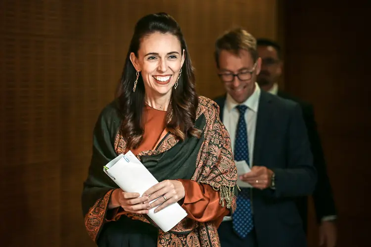 Ardern: “Os jovens não devem perder sua educação por causa de algo que é normal na vida de metade da população” (Hagen Hopkins/Getty Images)