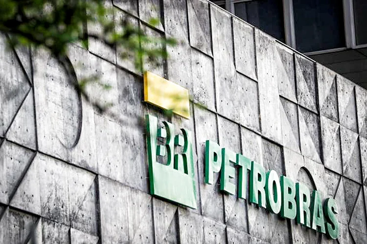 Petrobras: Recentemente, Bolsonaro decidiu retirar Roberto Castello Branco do cargo de presidente-executivo da Petrobras em meio a divergências sobre a política de preços de combustíveis adotadas pela estatal (Sergio Moraes/Reuters)