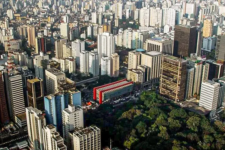 Vista aérea da região da avenida Paulista, com o Masp ao centro, em São Paulo; estudo revela efeitos da precificação no aluguel de imóveis | Foto: Wikimedia Commons (Foto/Wikimedia Commons)