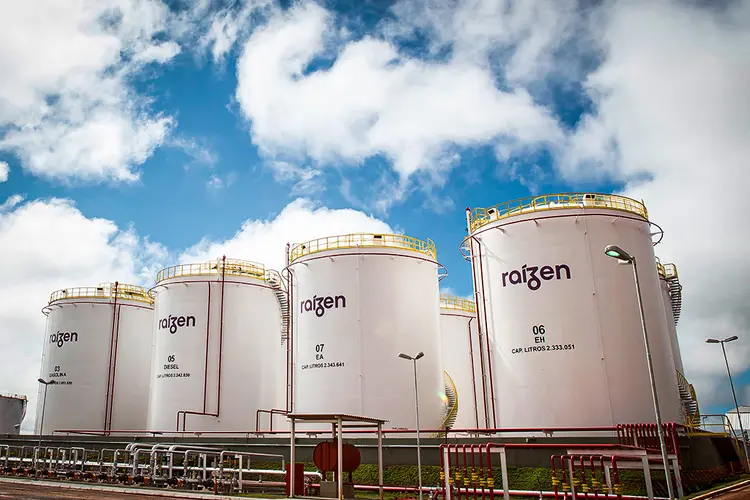 Tanques da Raízen, joint venture da Cosan com a Shell que é a segunda maior distribuidora de combustíveis do país | Foto: Divulgação (Raízen/Divulgação)