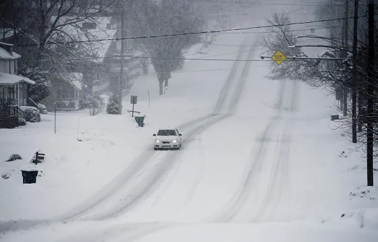 Tempestade de neve nos EUA: campos de petróleo congelaram, reduzindo a produção (Ben Hasty/MediaNews Group/Getty Images)