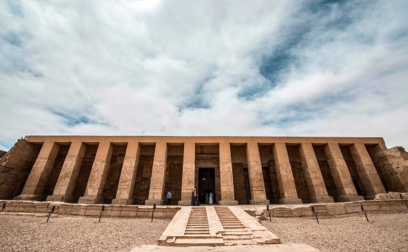 Templo do faraó Seti I, em Abidos, no Egito, onde foi descoberta a cervejaria mais antiga do mundo (Khaled DESOUKI / AFP/Getty Images)