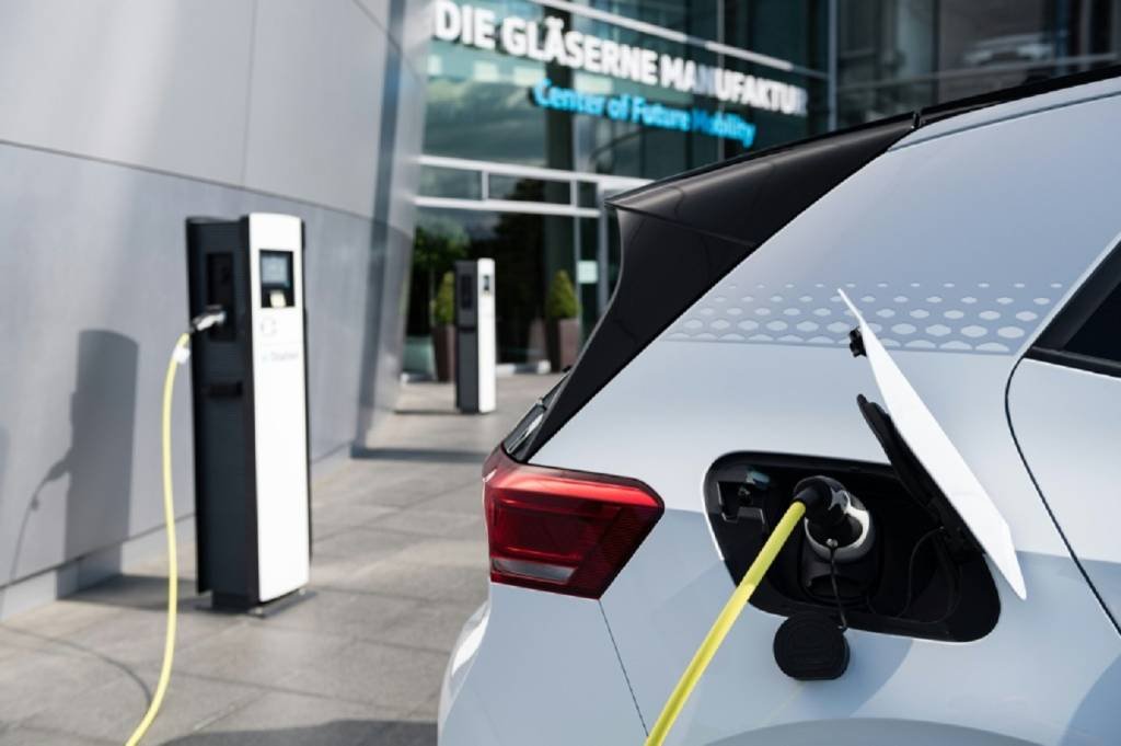 Carros elétricos: os veículos híbridos e os elétricos superaram pela primeira vez os modelos a diesel na Europa no quarto trimestre (AFP/AFP)