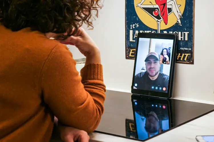 Mari Solberg e Brandon Ballin conversam via Facetime em 8 de fevereiro de 2021, ela em Oslo e ele em Nova York. (ELEONORE SENS/AFP)