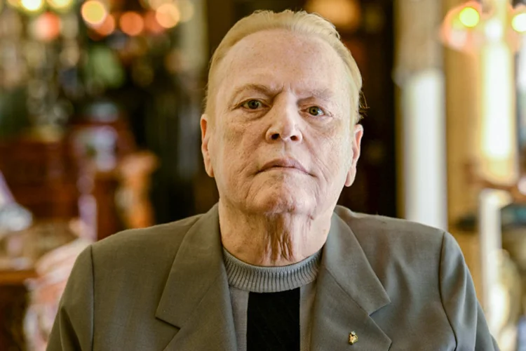 O magnata da indústria pornô e editor da revista masculina Hustler Larry Flynt posa em sua casa em Los Angeles em junho de 2014 (AFP/AFP)
