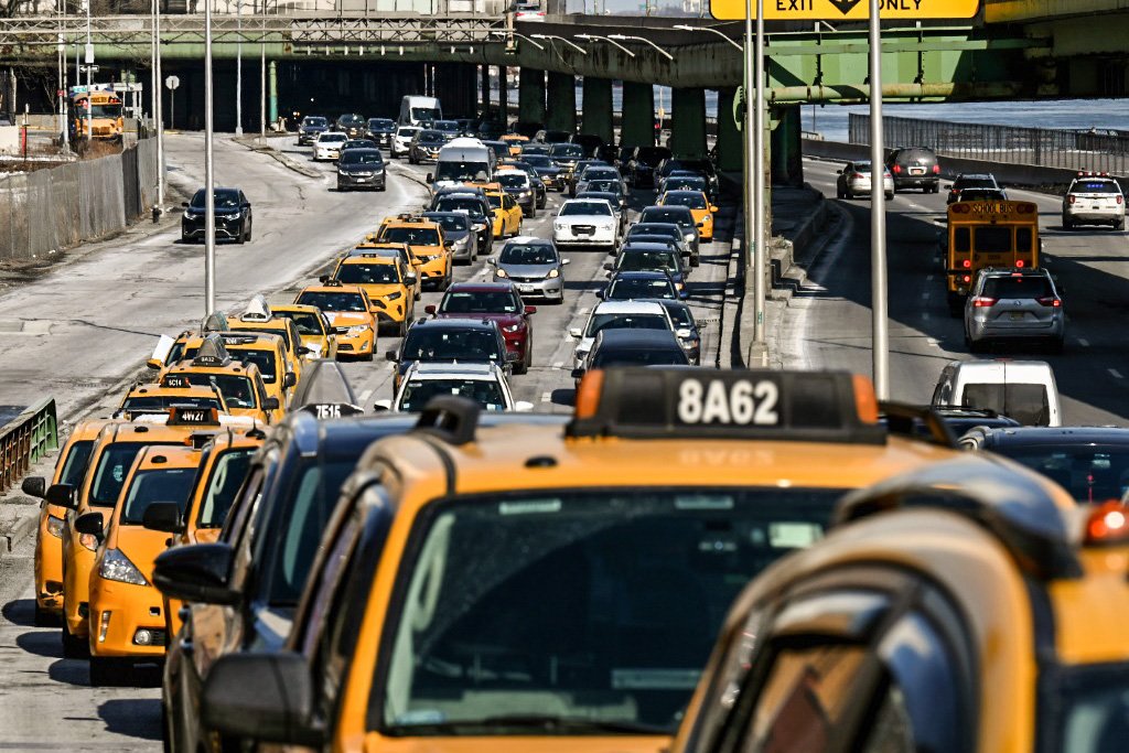 Táxis amarelos bloqueiam brevemente a Ponte do Brooklyn em Nova York, em 10 de fevereiro de 2021