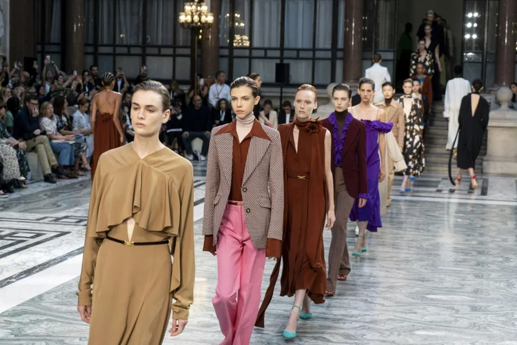 Modelos apresentam criações de Victoria Beckham durante a Fashion Week de Londres, em 15 de setembro de 2019. (PAULINE FROISSART/AFP)