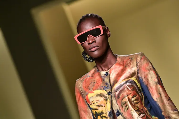 Modelo desfila criação da estilista senegalesa Pape Mocodou Fall, ou Mokodu, do coletivo Black Lives Matter, na semana de moda de Milão. (Miguel Medina/AFP)