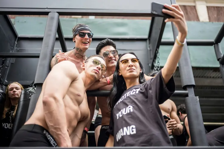Alexander Wang (tirando a selfie) durante a Parada Gay de Nova York em junho de 2018. (AFP/AFP)