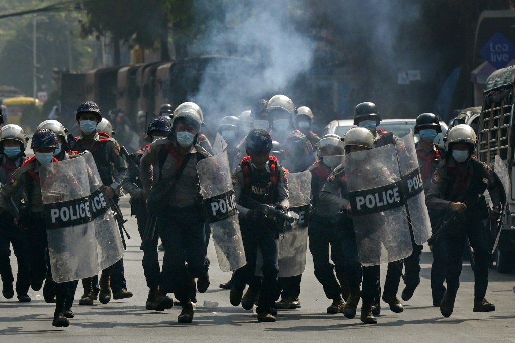 Novas detenções e balas de borracha contra manifestantes em Mianmar