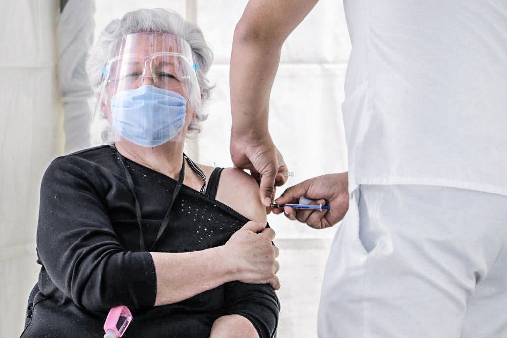 Vacinação contra a covid-19: a Noruega suspendeu o uso da vacina da AstraZeneca por precaução (Gerardo Vieyra/NurPhoto/Getty Images)