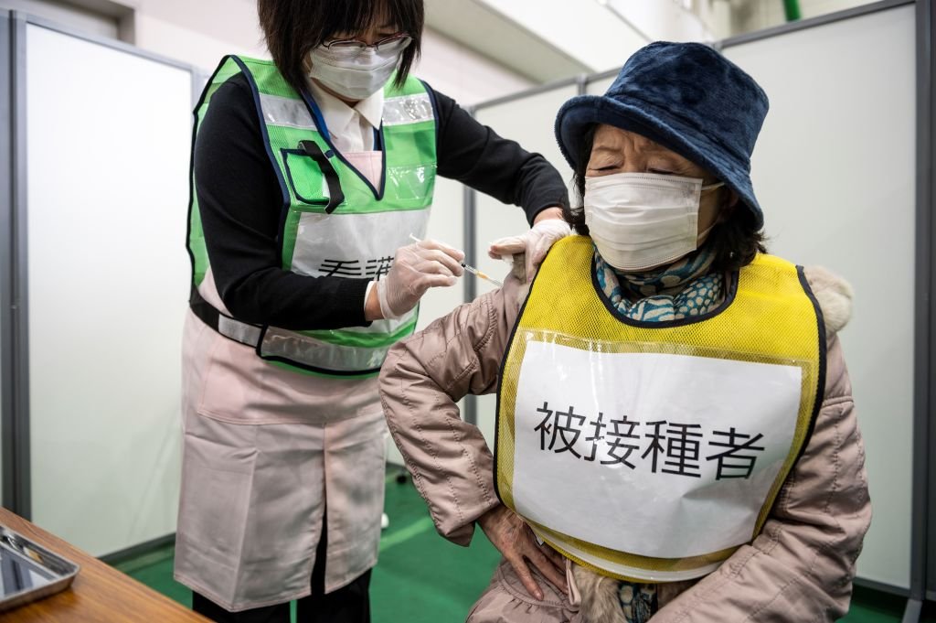 Japão começa vacinação de olho na Olimpíada, mas enfrenta falta de seringas