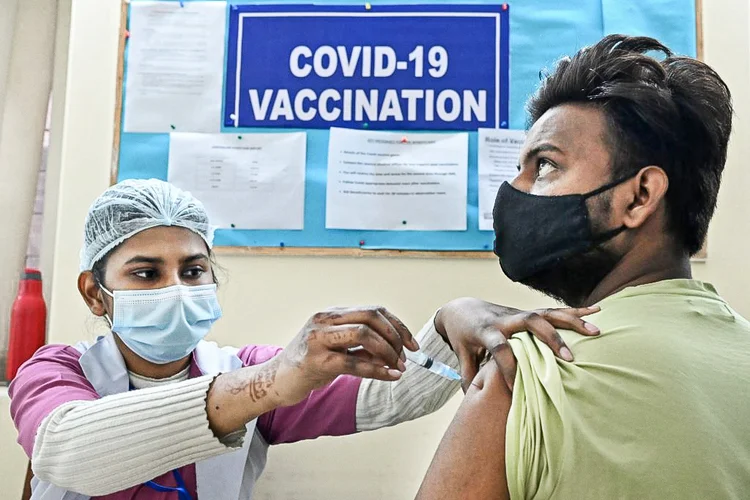 Coronavírus: cientista-chefe da OMS acredita que o marco de 2 bilhões de doses aplicadas chegará mais rápido (SAJJAD HUSSAIN/AFP/Getty Images)