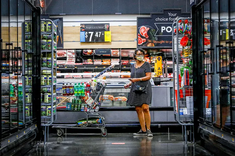 Consumidora em loja do Walmart nos EUA: varejo se recupera em janeiro (Brendan McDermid/Reuters)