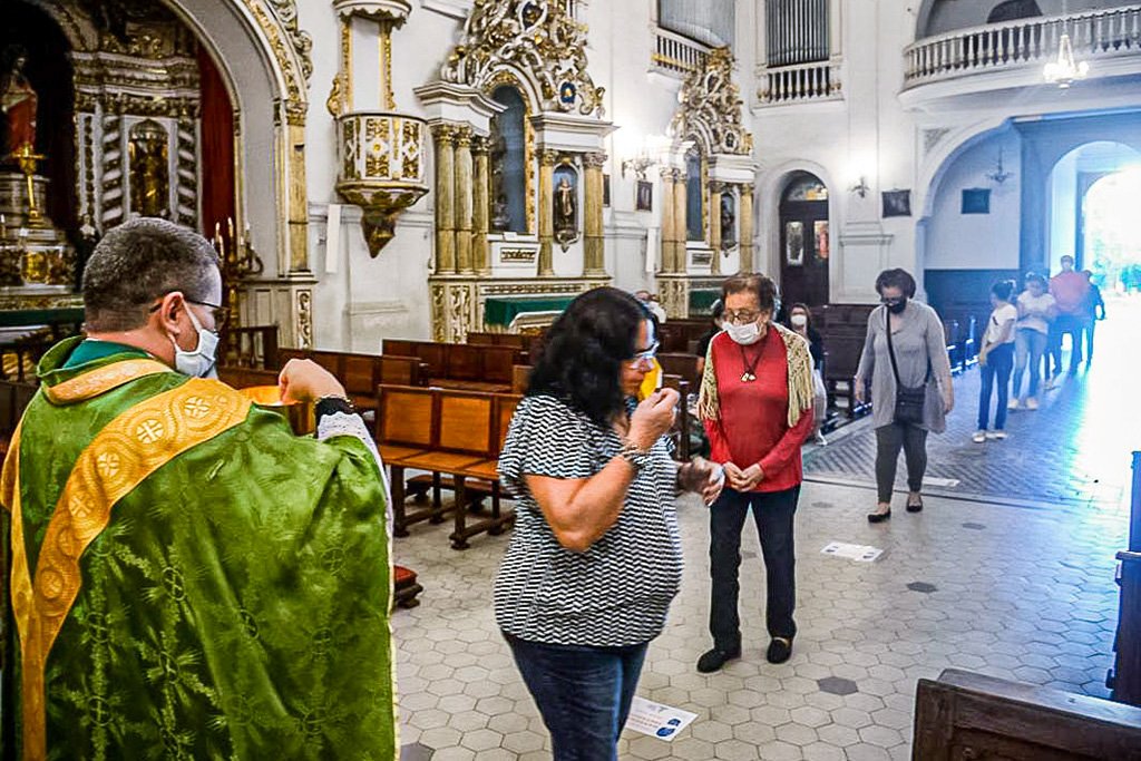 Polêmica em torno de abrir igrejas alavanca redes de Fabiano Contarato