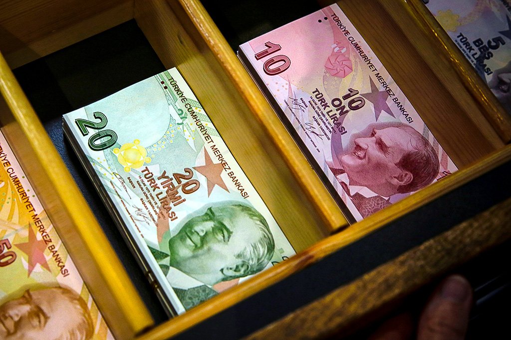 Turquia: lira despenca após remoção de presidente do Banco Central