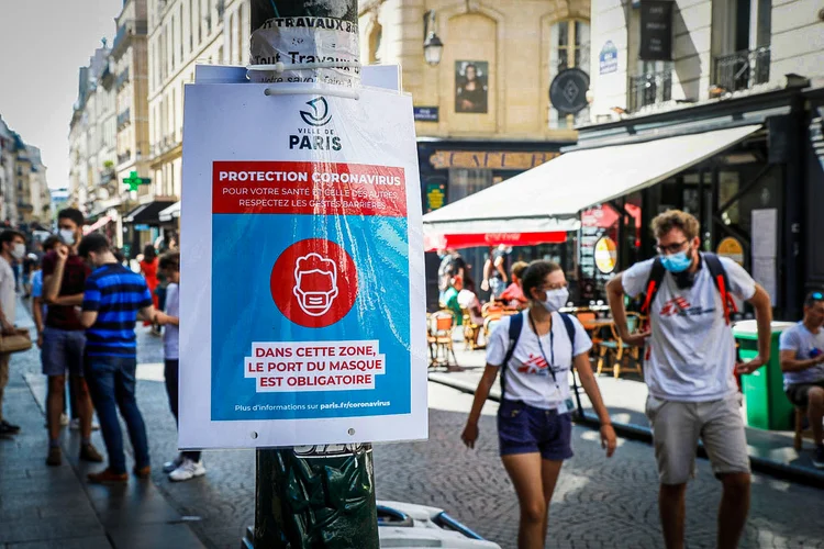 França: país reenforça uso de máscaras em tentativa de diminuir número de casos (Charles Platiau/Reuters)