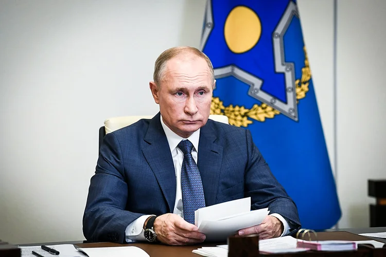Atingida duramente pela variante Delta, a Rússia registou hoje um novo recorde diário de mortes pelo quinto dia consecutivo (Sputnik/Aleksey Nikolskyi/Kremlin/Reuters)
