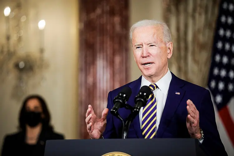 O presidente dos Estados Unidos, Joe Biden, aposta em enormes investimentos em veículos elétricos, energia renovável e rede elétrica como parte da iniciativa para impulsionar a economia (Tom Brenner/Reuters)