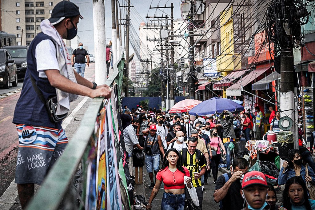 Centro de São Paulo: com a reabertura do comércio depois do primeiro pico de contaminação, aglomerações foram registradas (Amanda Perobelli/Reuters)